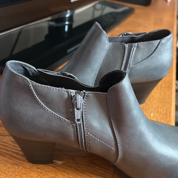 Gorgeous gray booties - Picture 4 of 7
